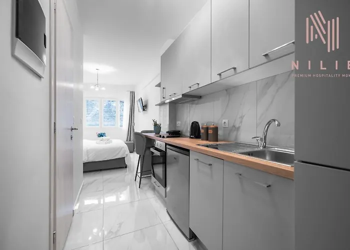 Avenue, Nilie Hospitality Mgmt